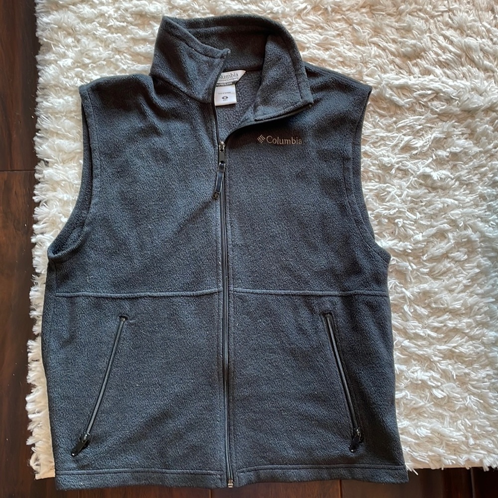 Columbia medium zip up vest. Black